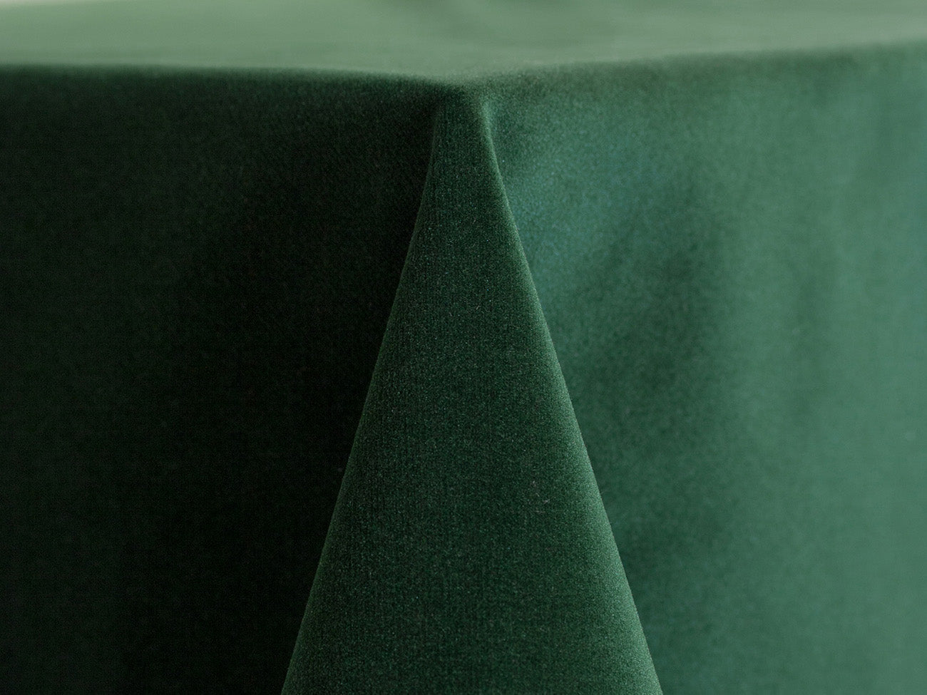 Hunter Velvet Tablecloth – Luxurious Soft Event Linen for Elegant Occasions