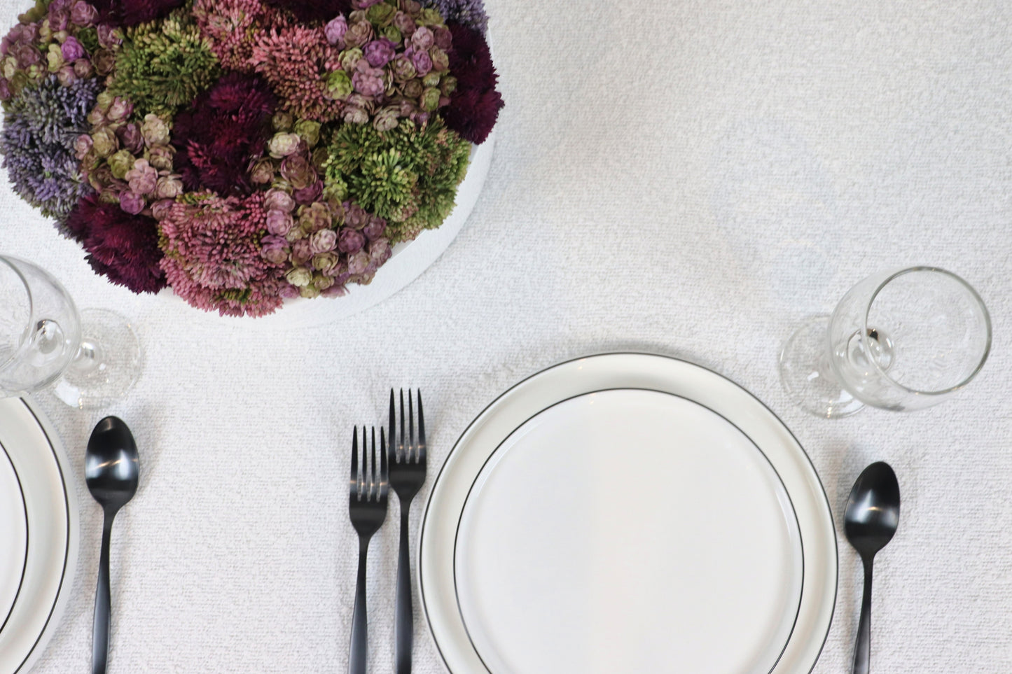 White Bouclé Tablecloth – Soft Textured Luxe Wedding Linen